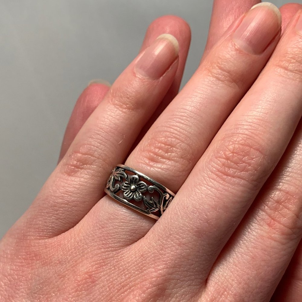 .925 Sterling Women's size 4 Floral Motif Ring - Picture 3 of 7